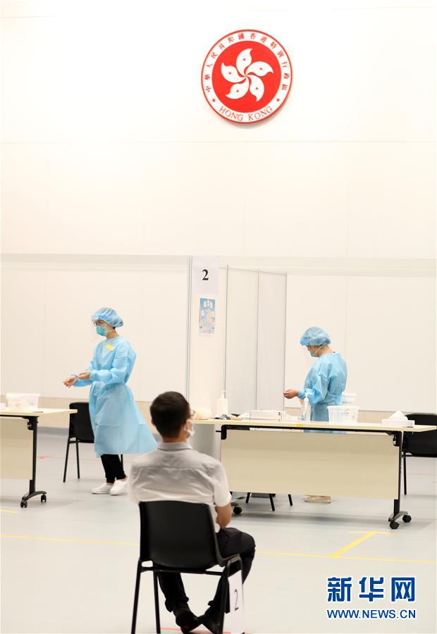 （圖文互動）（2）特寫：新冠病毒普檢首日，香港市民踴躍參與