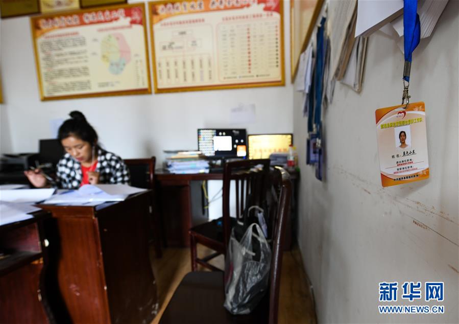 （熱點(diǎn)鮮報(bào)·圖文互動(dòng)）（4）為了大涼山的下一代，她奔赴在助學(xué)路上