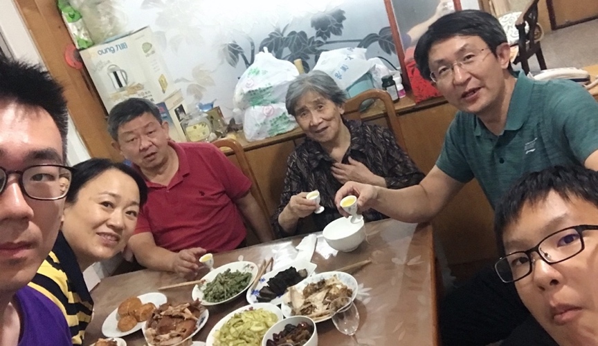 10月1日，留學(xué)生李天力（左一）在老家淄博的親戚家中與親人一起吃晚飯，共度中秋