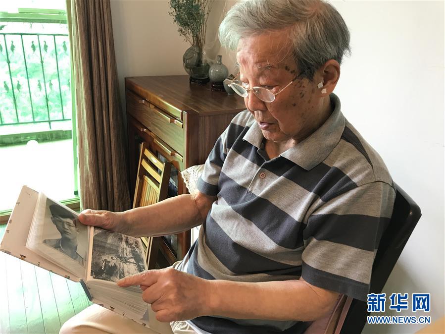 （紀(jì)念抗美援朝70周年·圖文互動）戰(zhàn)地金達(dá)萊，花兒為誰開？——記志愿軍老戰(zhàn)士文工隊員任紅舉