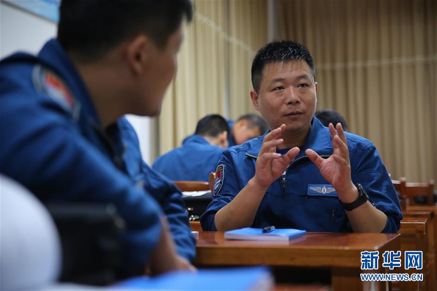 （在習(xí)近平強軍思想指引下·我們在戰(zhàn)位報告·圖文互動）（4）偵天探海 狩獵?？?mdash;—南部戰(zhàn)區(qū)海軍航空兵某師加速轉(zhuǎn)型提升新質(zhì)戰(zhàn)斗力記事