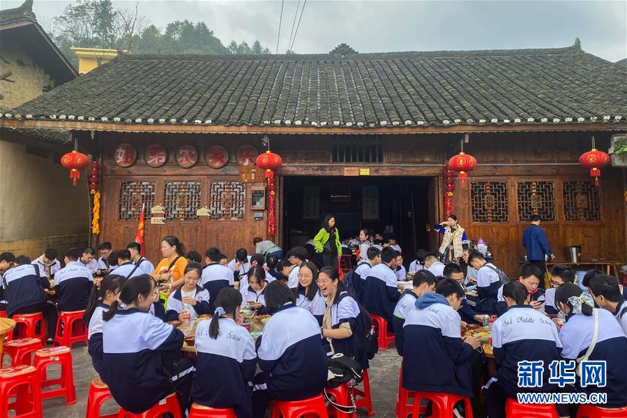 （在習(xí)近平新時代中國特色社會主義思想指引下——新時代新作為新篇章·習(xí)近平總書記關(guān)切事·圖文互動）（2）精準(zhǔn)扶貧7年，十八洞村“長”出10余種新職業(yè)