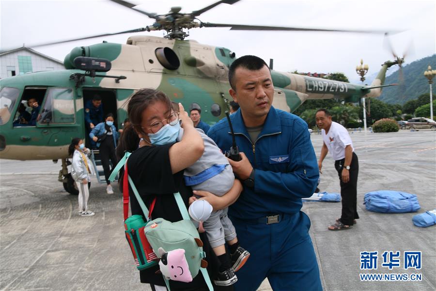 （在習(xí)近平強(qiáng)軍思想指引下·我們在戰(zhàn)位報(bào)告·圖文互動）（1）將強(qiáng)軍使命書寫在祖國的藍(lán)天上——陸軍第77集團(tuán)軍某陸航旅聚焦練兵備戰(zhàn)記事
