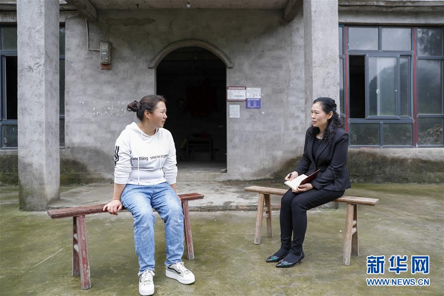 （兩會(huì)人物·圖文互動(dòng)）（4）帶娃、賺錢兩不誤——一位農(nóng)民工代表眼中的脫貧新工作