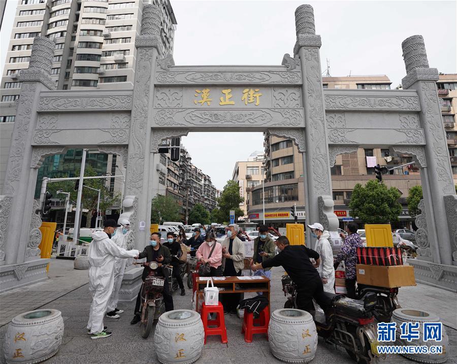 （新華全媒頭條·圖文互動）（14）從人民中汲取磅礴力量——習(xí)近平總書記同出席2020年全國兩會人大代表、政協(xié)委員共商國是紀(jì)實