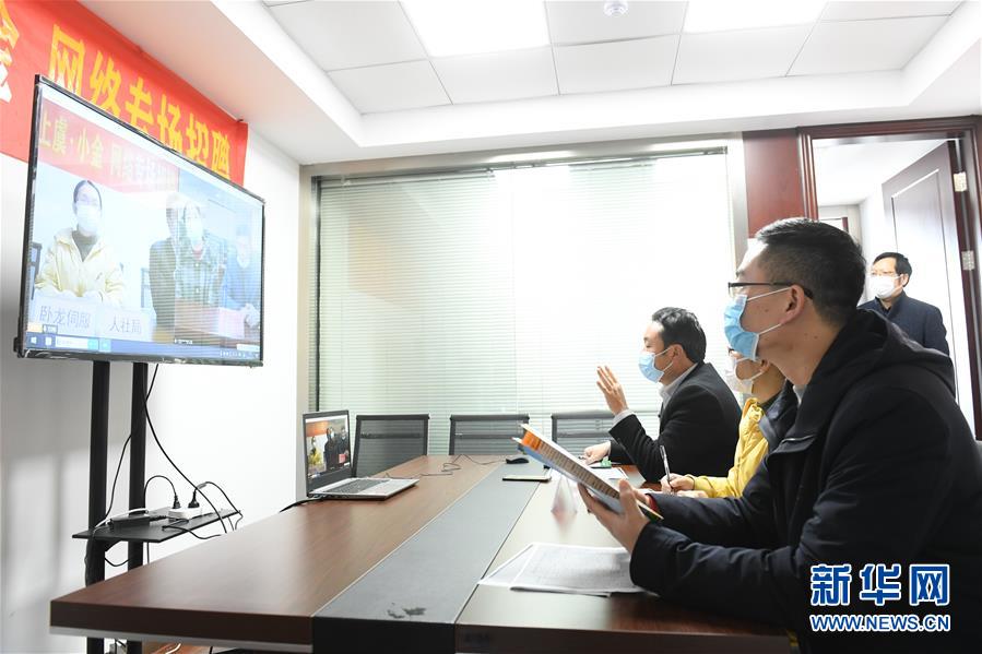 （新華全媒頭條·圖文互動）（18）從人民中汲取磅礴力量——習(xí)近平總書記同出席2020年全國兩會人大代表、政協(xié)委員共商國是紀(jì)實