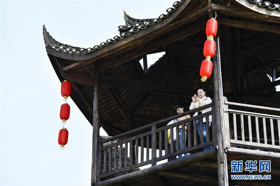 （新華全媒頭條·圖文互動）（20）從人民中汲取磅礴力量——習(xí)近平總書記同出席2020年全國兩會人大代表、政協(xié)委員共商國是紀(jì)實
