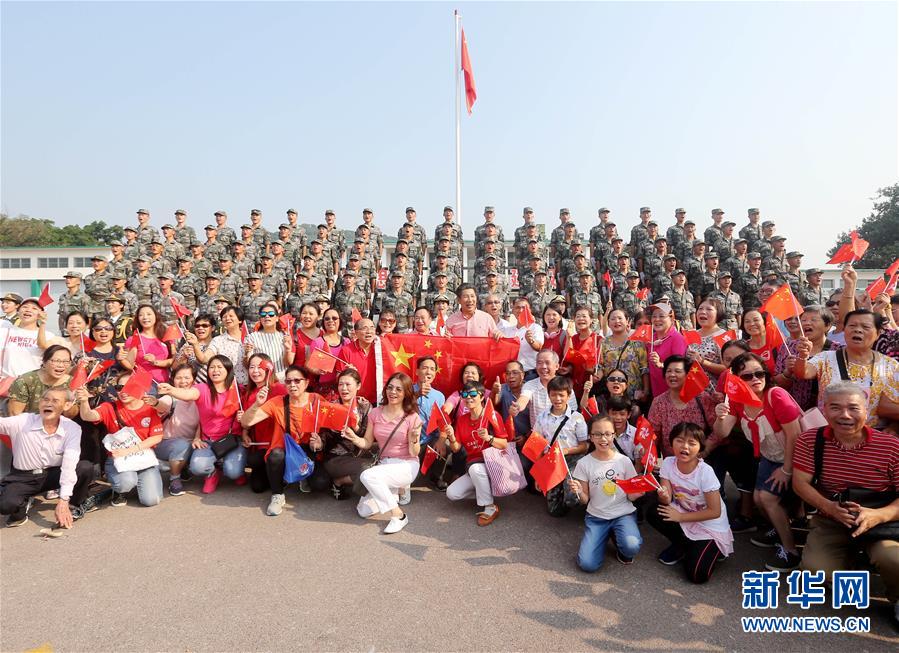 （圖文互動）（4）“我和我的祖國，一刻也不能分割”——解放軍駐香港部隊與市民共同慶祝國慶70周年見聞