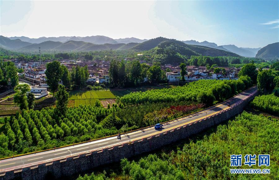 （新華全媒頭條·圖文互動(dòng)）（6）上下同心再出發(fā)——習(xí)近平總書記同出席2019年全國(guó)兩會(huì)人大代表、政協(xié)委員共商國(guó)是紀(jì)實(shí)