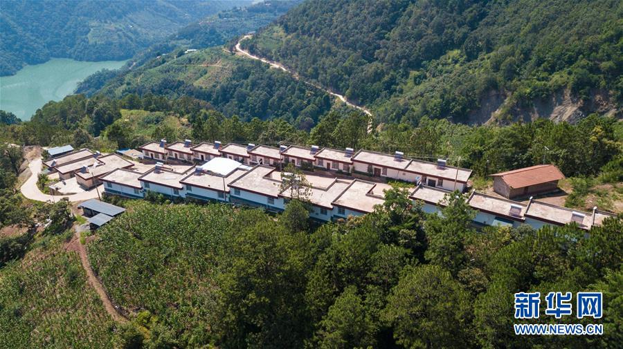 （在習(xí)近平新時代中國特色社會主義思想指引下——新時代新作為新篇章·總書記關(guān)心的百姓身邊事·圖文互動）（1）“四好農(nóng)村路”：通向幸福，通向遠(yuǎn)方