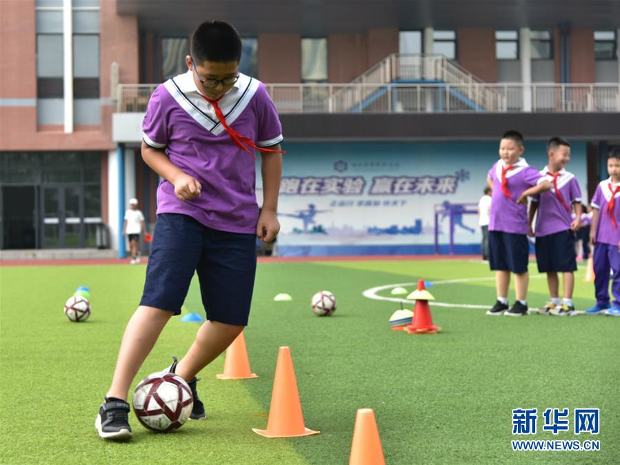 （體育·圖文互動(dòng)）（2）（在習(xí)近平新時(shí)代中國特色社會(huì)主義思想指引下——新時(shí)代新作為新篇章·總書記關(guān)心的百姓身邊事）奔跑吧，少年！——體育讓孩子們插上強(qiáng)壯的翅膀（配本社同題文字稿）