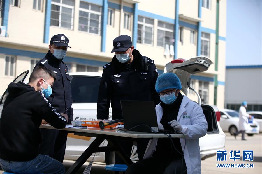 （習(xí)近平致敬的戰(zhàn)“疫”英雄·公安干警篇·圖文互動）（3）他們，抗疫一線鑄警魂