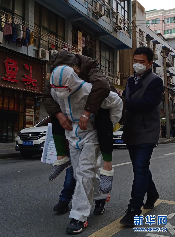 （習(xí)近平致敬的戰(zhàn)“疫”英雄·公安干警篇·圖文互動）（4）他們，抗疫一線鑄警魂