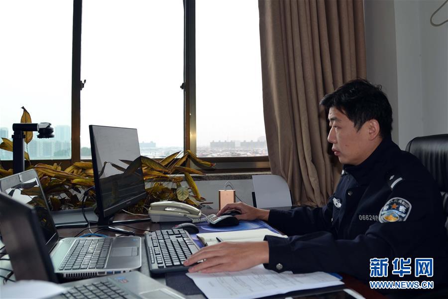 （習(xí)近平致敬的戰(zhàn)“疫”英雄·公安干警篇·圖文互動）（8）他們，抗疫一線鑄警魂
