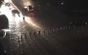 暴雨中的“最美人墻”找到了！