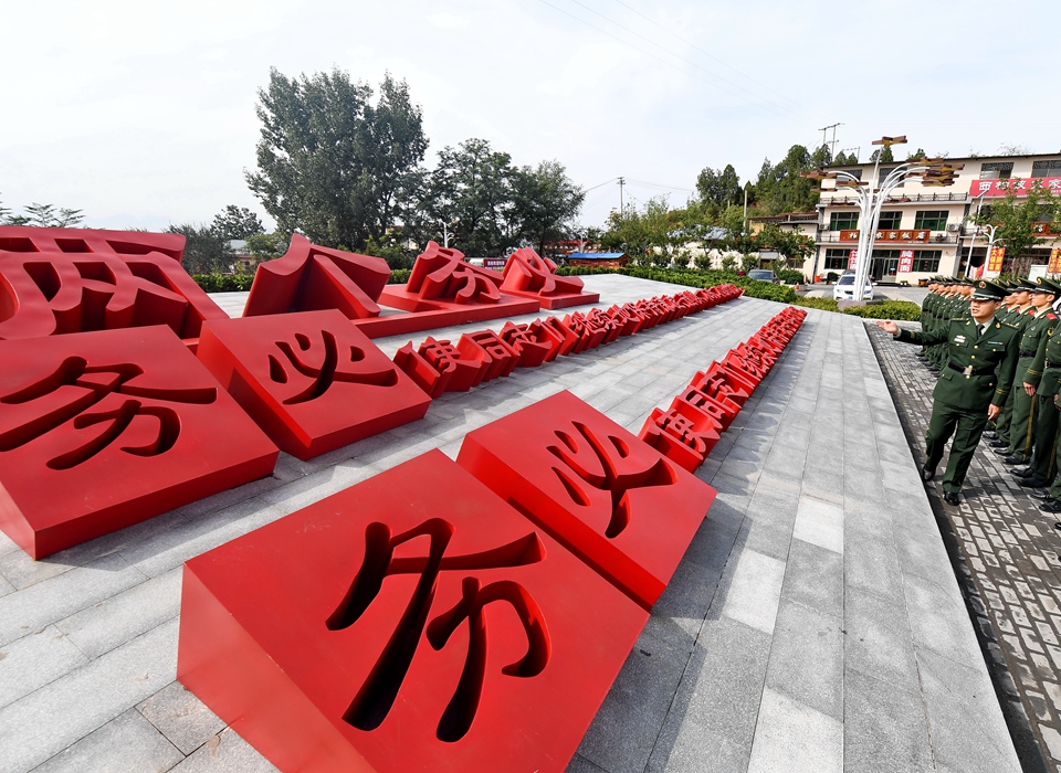 全面從嚴治黨，以更高能力和水平引領(lǐng)新時代