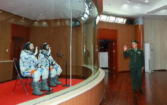 范長龍看望神舟十一號(hào)航天員景海鵬、陳冬