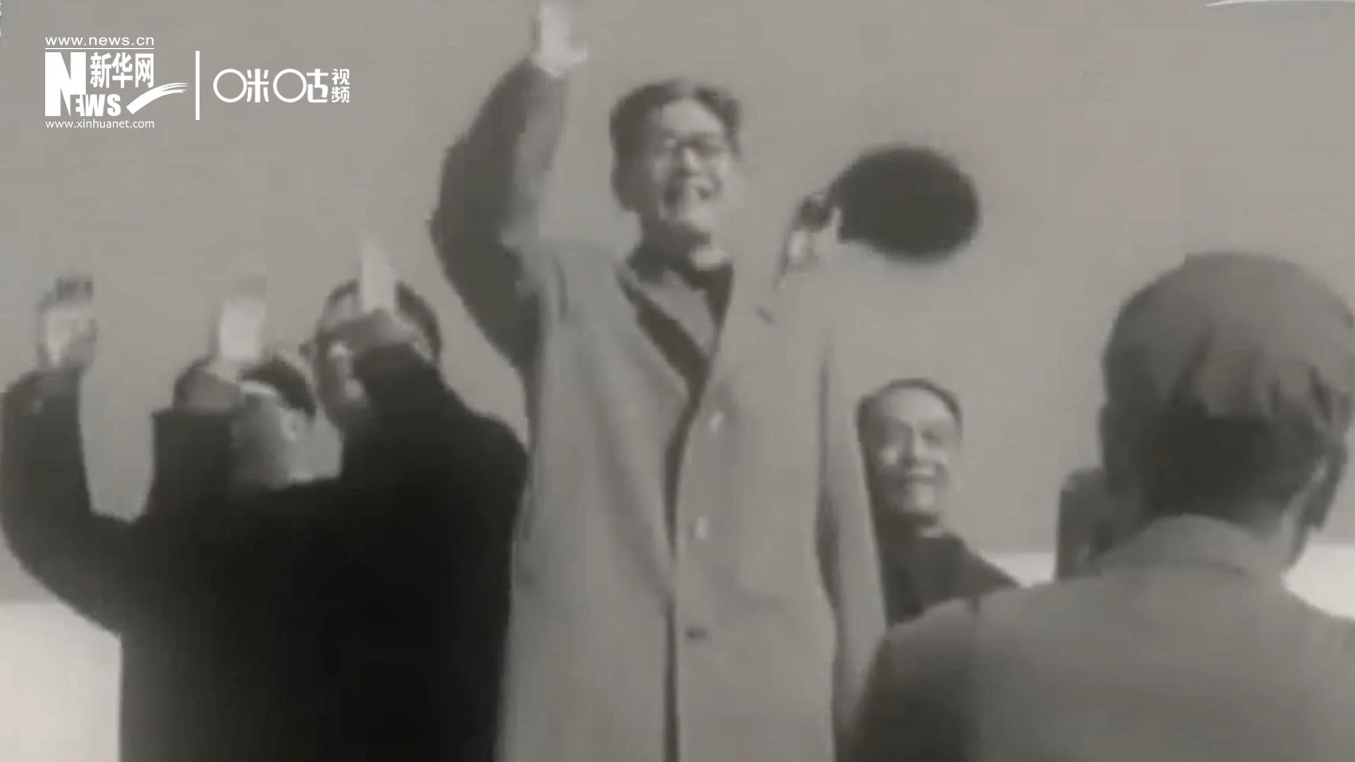 1971年11月9日，全新成立的中國(guó)聯(lián)合國(guó)代表團(tuán)在群眾的歡呼與掌聲中登上專機(jī)，正式開啟了中國(guó)的聯(lián)合國(guó)之旅。