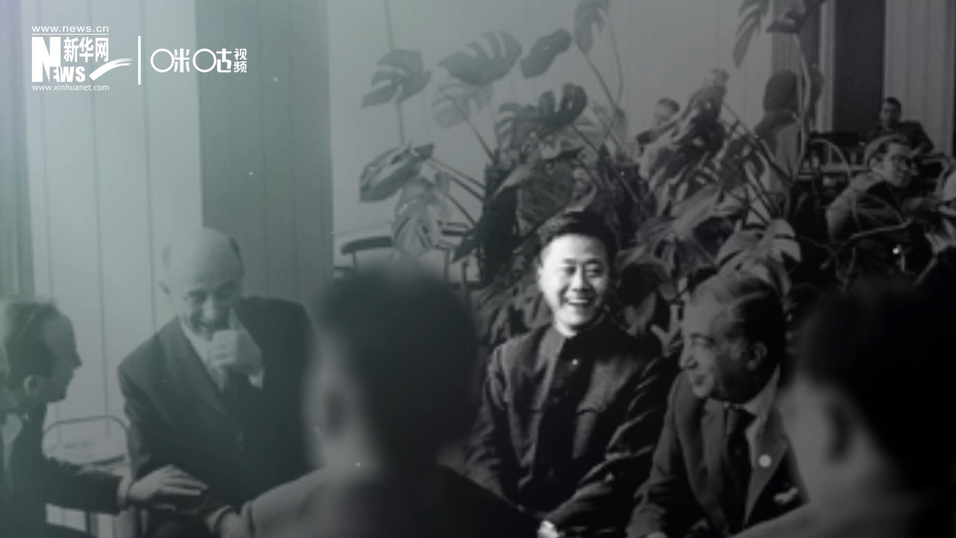 照片里的這個(gè)人是高梁，原新華社國(guó)際部記者。原本作為代表團(tuán)隨行記者的他接到通知，由他帶領(lǐng)一支先遣小組先行去紐約。