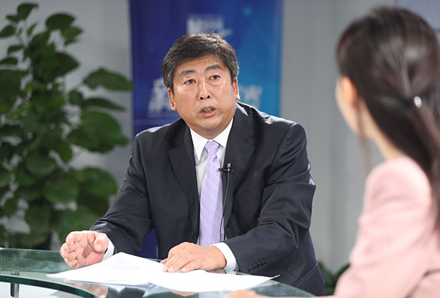 具體落在實(shí)處就是把方向，管大局，保落實(shí)