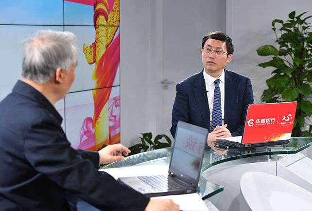 您再給我們梳理一下，黨章中有關(guān)“基本路線”的修改情況。