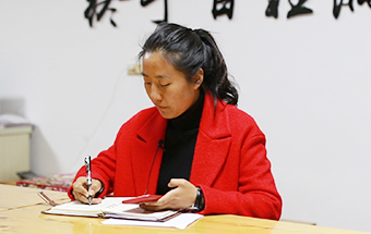 回鄉(xiāng)，立志改變家鄉(xiāng)落后面貌