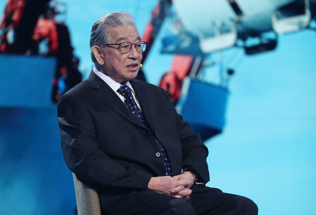 中華民族實(shí)現(xiàn)了可上九天攬?jiān)?，可下五洋捉鱉的宏偉夙愿