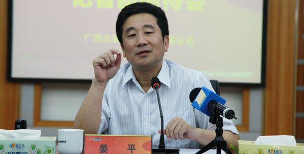 玉柴集團(tuán)公司董事局主席晏平——大家可能不一定認(rèn)識我，但是大家一定坐過裝配玉柴發(fā)動機(jī)的客車、公交車，因?yàn)橛癫癜l(fā)動機(jī)裝配在全國超過60%的客車、公交車上。玉柴發(fā)動機(jī)能夠陪伴大家上班、回家、逛街，我很自豪。我們將繼續(xù)制造更多更好的綠色產(chǎn)品，造福社會和百姓。