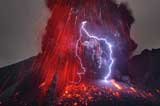 大自然“憤怒”之力！攝影師拍到火山閃電奇觀