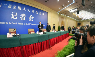 尚福林、劉士余、項(xiàng)俊波等步入會(huì)場(chǎng)