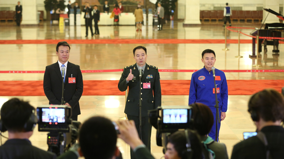趙宏博、景海鵬、唐嘉陵代表接受采訪
