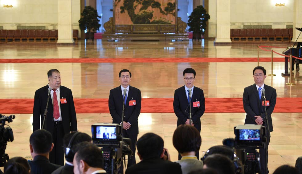 凌解放、王立平、徐川、黃一兵接受采訪