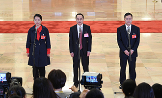 姜妍、康紅普、劉宗富代表接受采訪