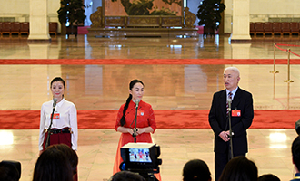 肖笑波、侯艷、徐俊代表接受采訪