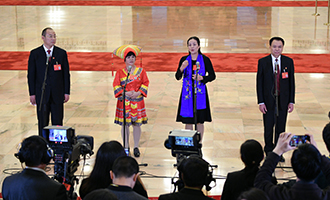 蔡松濤、杜麗群、楊小玲、賈立群代表接受采訪