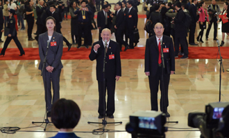 魏秋月、孟廣祿、薛晨陽代表接受采訪