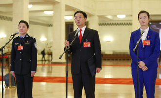 李貝、裴春亮、丁寧代表接受采訪