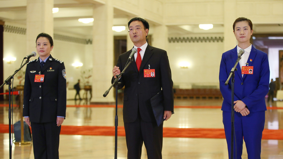 李貝、裴春亮、丁寧代表接受采訪