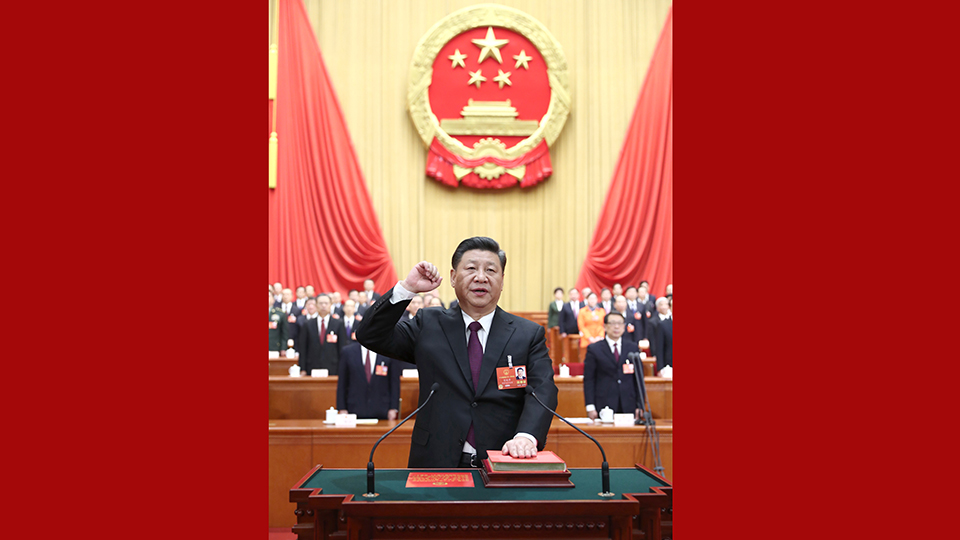 新當選的國家主席、中央軍委主席習近平進行憲法宣誓