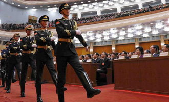 陸?？杖妰x仗兵正步行進(jìn)至主席臺(tái)前