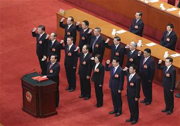 新當選的全國人大常委會副委員長、秘書長進行憲法宣誓