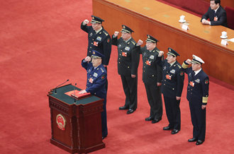 中央軍委副主席、委員進行憲法宣誓