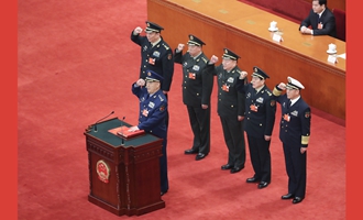 中央軍委副主席、委員進(jìn)行憲法宣誓