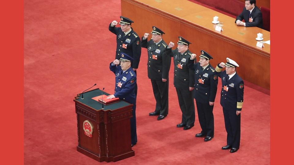 中央軍委副主席、委員進(jìn)行憲法宣誓