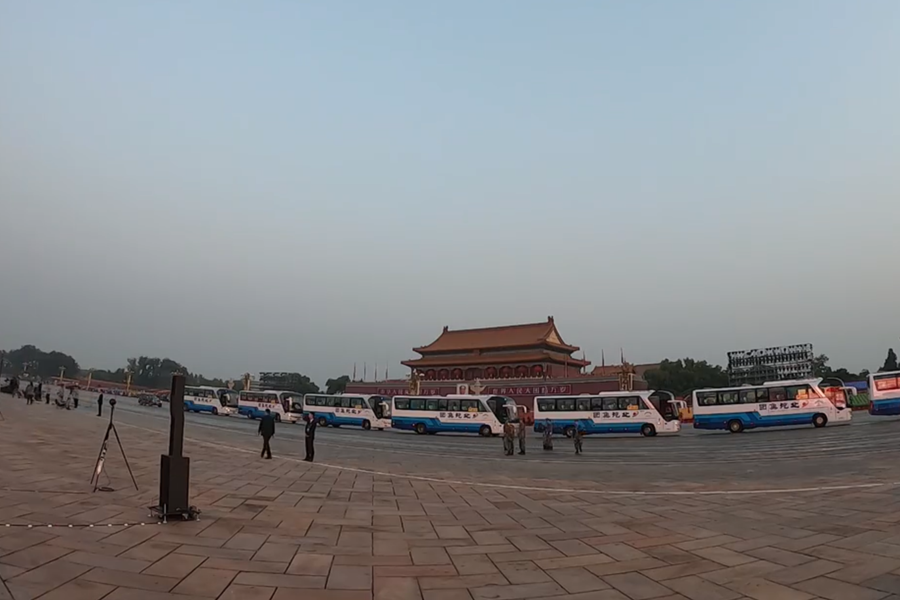 10月1日清晨的天安門城樓和長安街，燈火通明，正在準(zhǔn)備慶祝大會的工作人員雖然緊張忙碌，但仍顯得井然有序