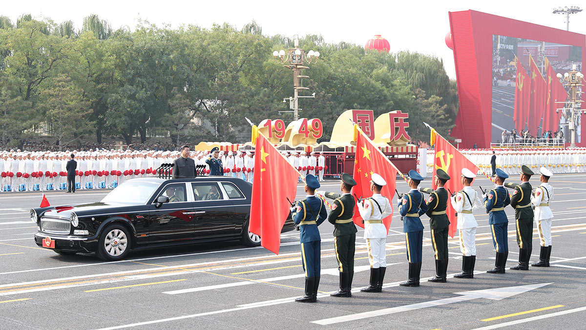 習(xí)近平驅(qū)車行進(jìn)至黨旗、國(guó)旗、軍旗前，向旗幟行注目禮