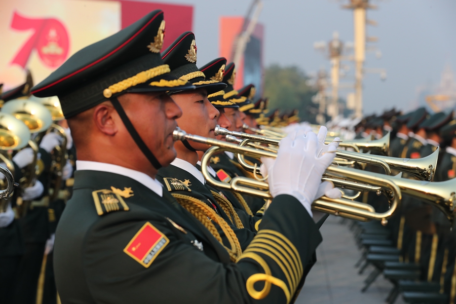 解放軍聯(lián)合軍樂團在廣場就位后進行準(zhǔn)備工作和試奏。據(jù)了解，解放軍聯(lián)合軍樂團此次演奏是從開國大典至今歷次閱兵以來演奏曲目最多的一次，不少曲目是為此次閱兵量身打造的全新作品，此次也是歷次女演奏員最多的一次。