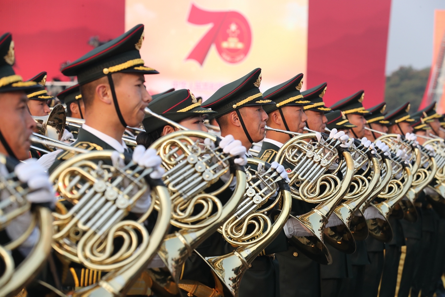 解放軍聯(lián)合軍樂團在廣場就位后進行準(zhǔn)備工作和試奏。據(jù)了解，解放軍聯(lián)合軍樂團此次演奏是從開國大典至今歷次閱兵以來演奏曲目最多的一次，不少曲目是為此次閱兵量身打造的全新作品，此次也是歷次女演奏員最多的一次。
