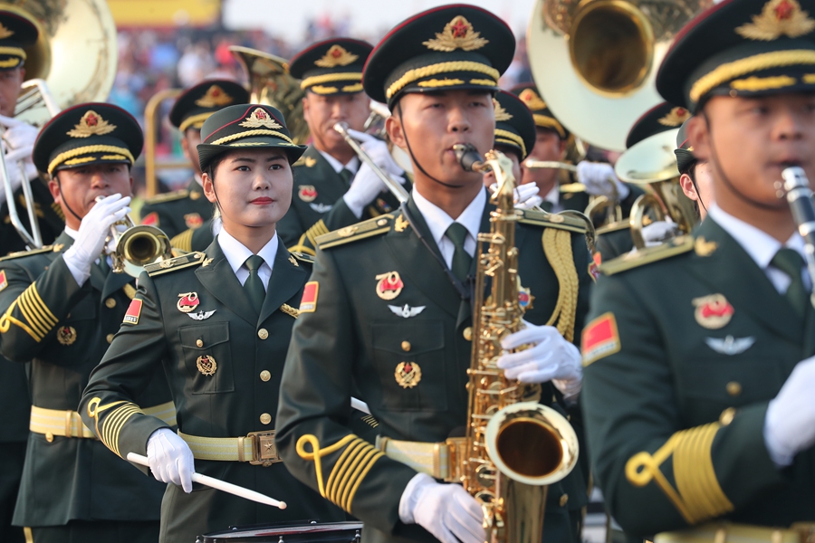 解放軍聯(lián)合軍樂團在廣場就位后進行準(zhǔn)備工作和試奏。據(jù)了解，解放軍聯(lián)合軍樂團此次演奏是從開國大典至今歷次閱兵以來演奏曲目最多的一次，不少曲目是為此次閱兵量身打造的全新作品，此次也是歷次女演奏員最多的一次。