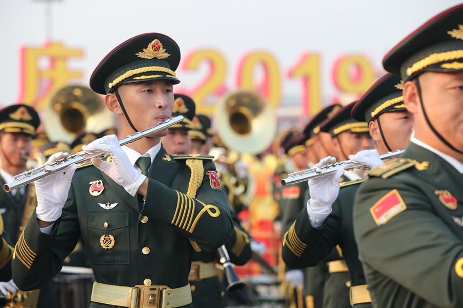 解放軍聯(lián)合軍樂團在廣場就位后進行準(zhǔn)備工作和試奏。據(jù)了解，解放軍聯(lián)合軍樂團此次演奏是從開國大典至今歷次閱兵以來演奏曲目最多的一次，不少曲目是為此次閱兵量身打造的全新作品，此次也是歷次女演奏員最多的一次。